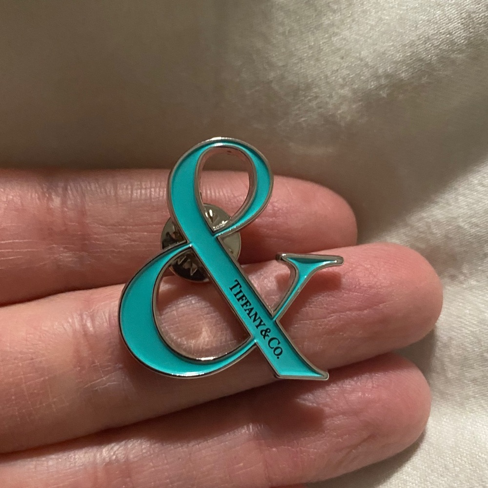 Tiffany&Co ampersand lapel pin